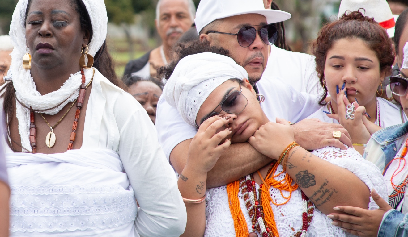 Sepultamento do cantor Arlindo Cruz, no cemitério Jardim da Saudade, em Sulacap, zona oeste do Rio de Janeiro, neste domingo (10).