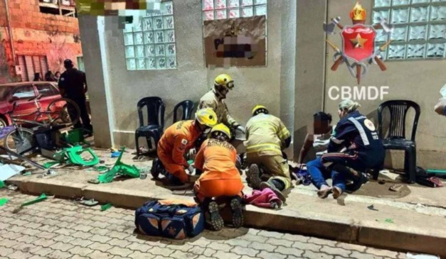 Socorristas no local do acidente.