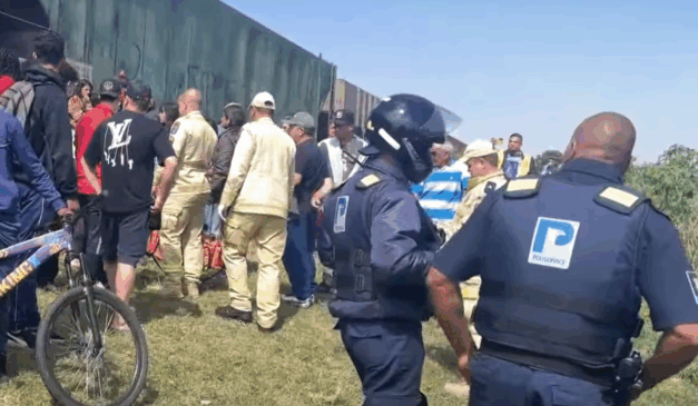 população ao redor do trem que atropelou e matou uma pessoas no bairro Cajuru, em Curitiba