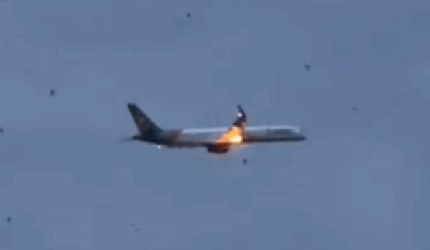 Imagem do avião pegando fogo.