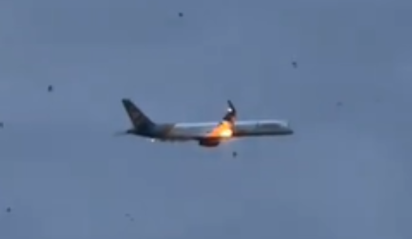 Imagem do avião pegando fogo.