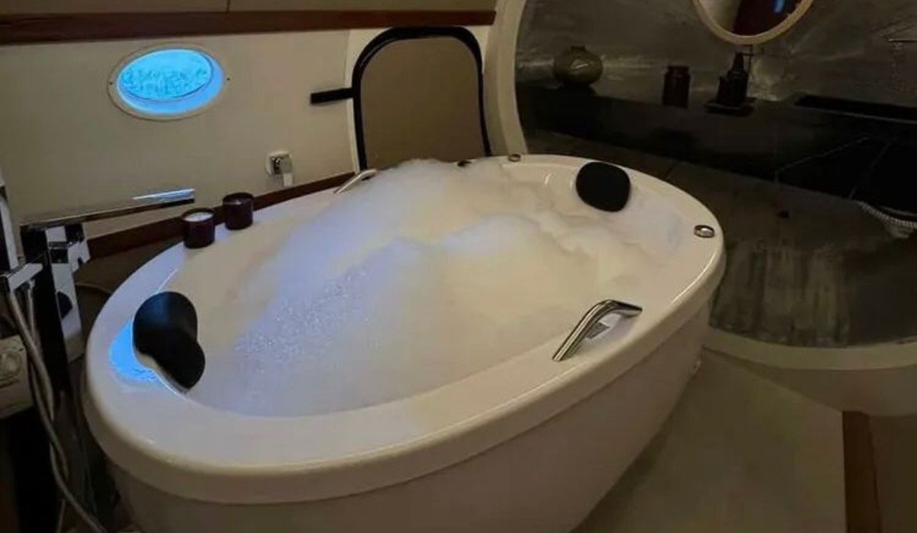 Hidromassagem dentro de avião de luxo.