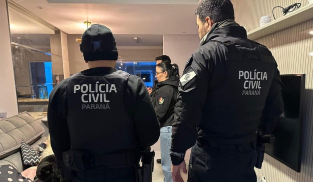 Policiais Civis durante mandado de busca