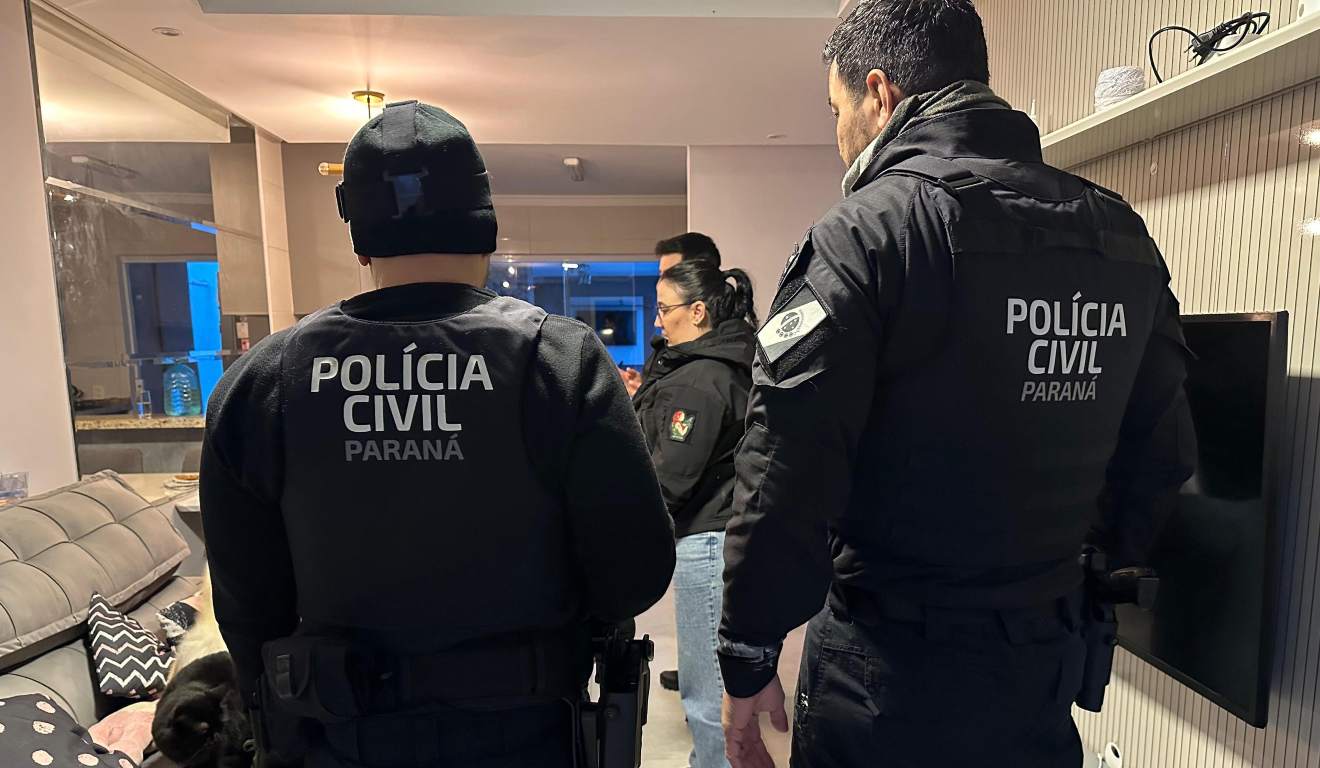 Policiais Civis durante mandado de busca