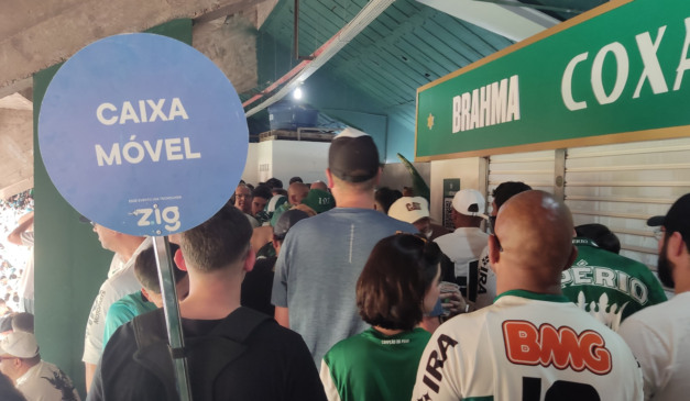 Congestionamento na fila do bar dentro do estádio. (Foto: Reprodução/ X)