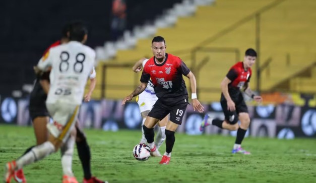 Luiz Fernando em campo contra o Novorizontino no primeiro turno (Foto: José Tramontin/Athletico)