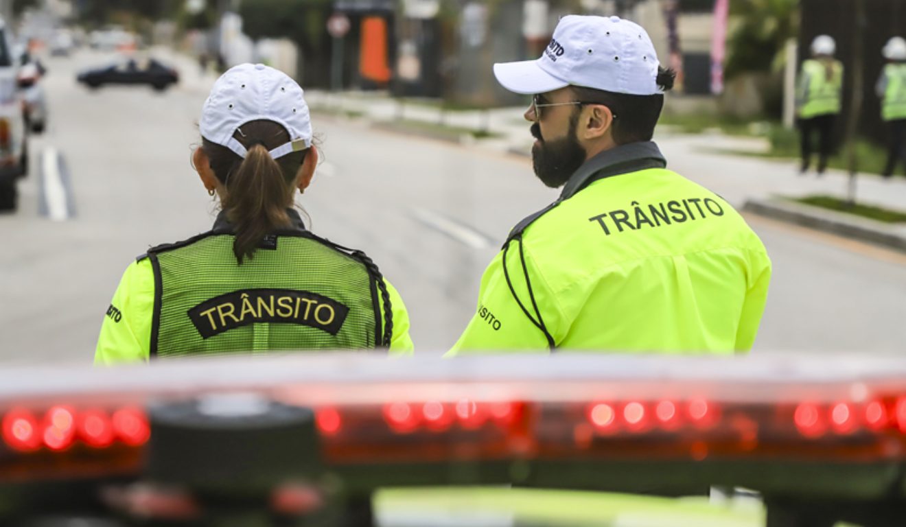 Guardas de trânsito.