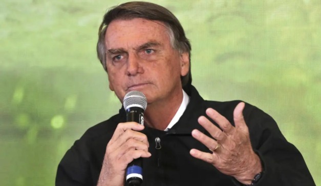 Jair Bolsonaro com microfone falando durante coletiva