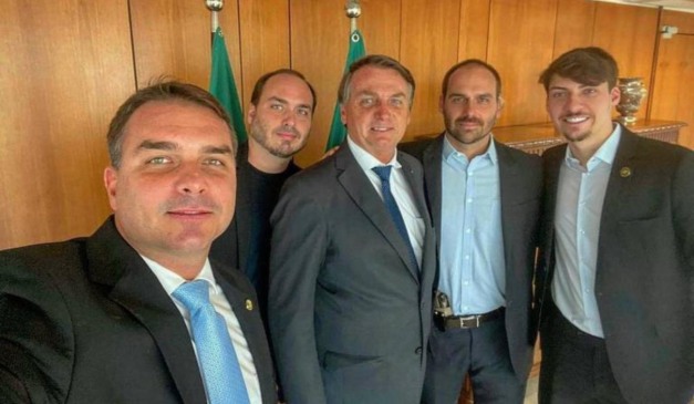 Bolsonaro com os quatro filhos