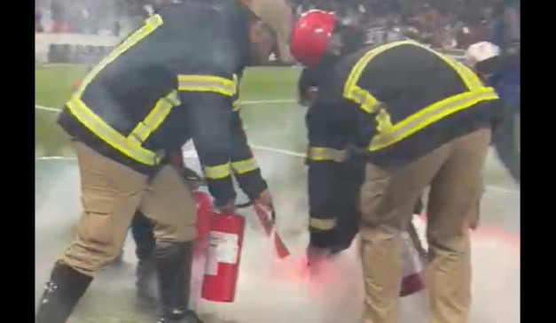 Bombeiros apagam sinalizador arremessado em Athletico x Cuiabá