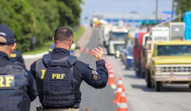 Polícia Rodoviária Federal guiando trânsito para representar BR-116 que está interditada