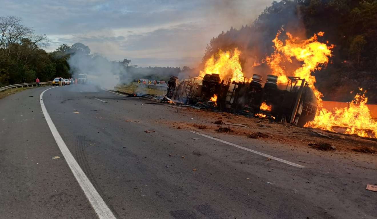 BR-376 interditada após caminhão tombar e pegar fogo na rodovia