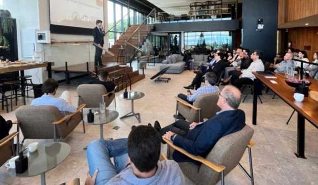 ENcontro para apresentar facilidades de imigração