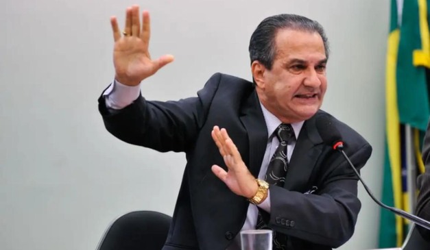 Silas Malafaia levantando a mão durante fala