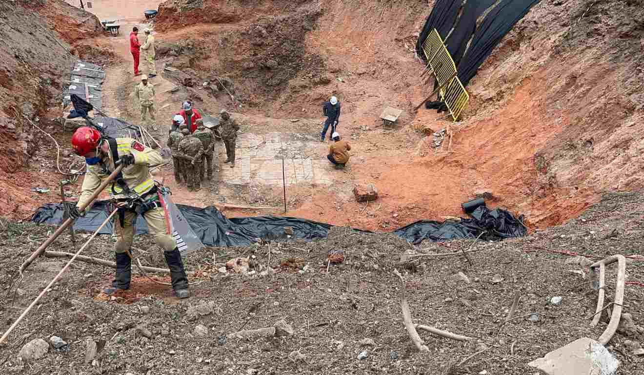 Equipes de resgate trabalhando durantes as buscas na Enaex