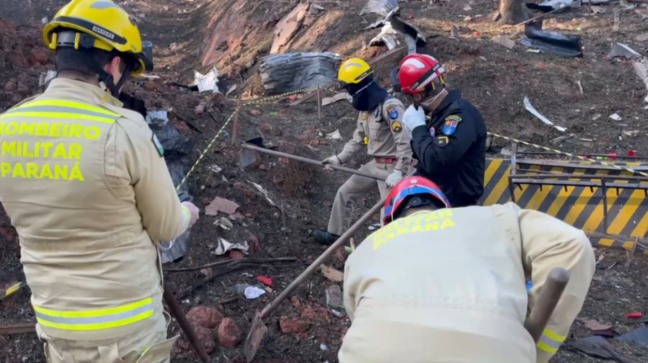 Buscas por vestígios de vítimas após explosão