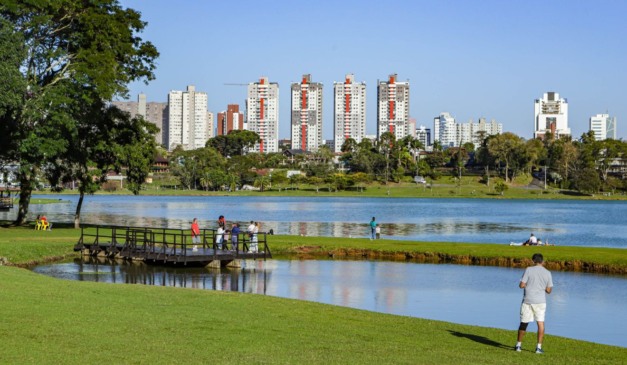 foto de pessoas no parque para ilustrar o calor no paraná