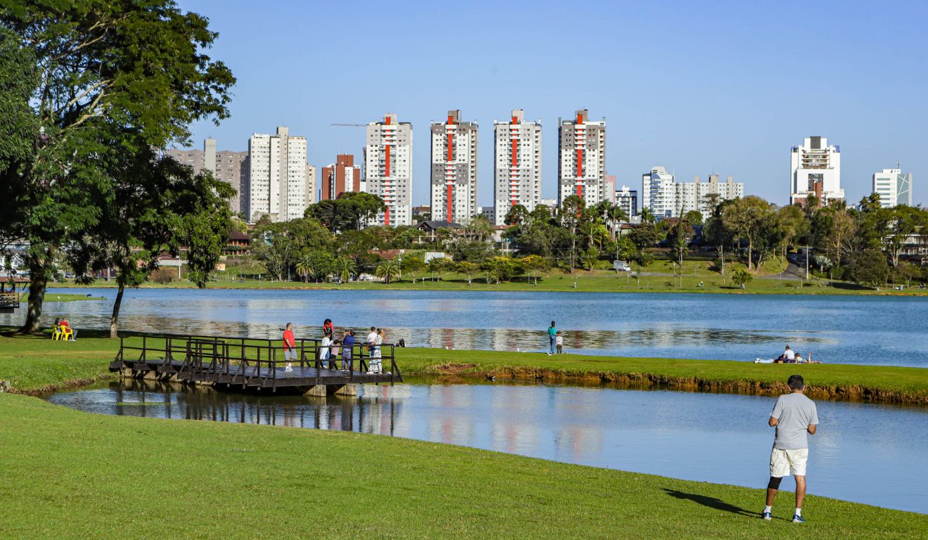 foto de pessoas no parque para ilustrar o calor no paraná