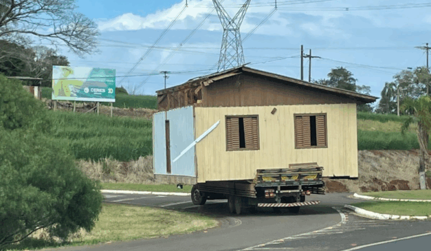 Imagem do caminhão carregando a casa.