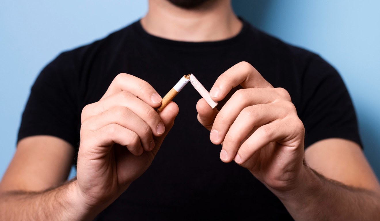 Homem com cigarro na mão