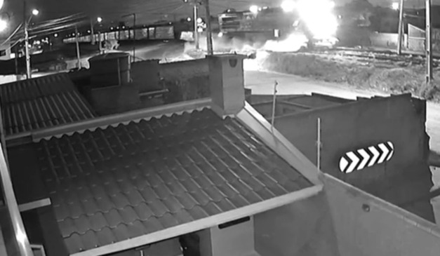 foto do momento em que o carro é arrastado pelo trem