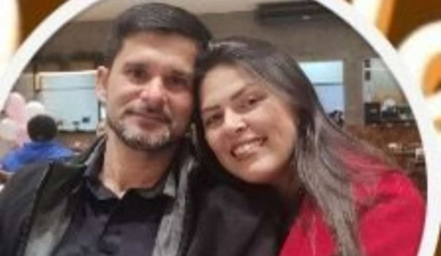 Casal que morreu atropelado em foto sorrindo