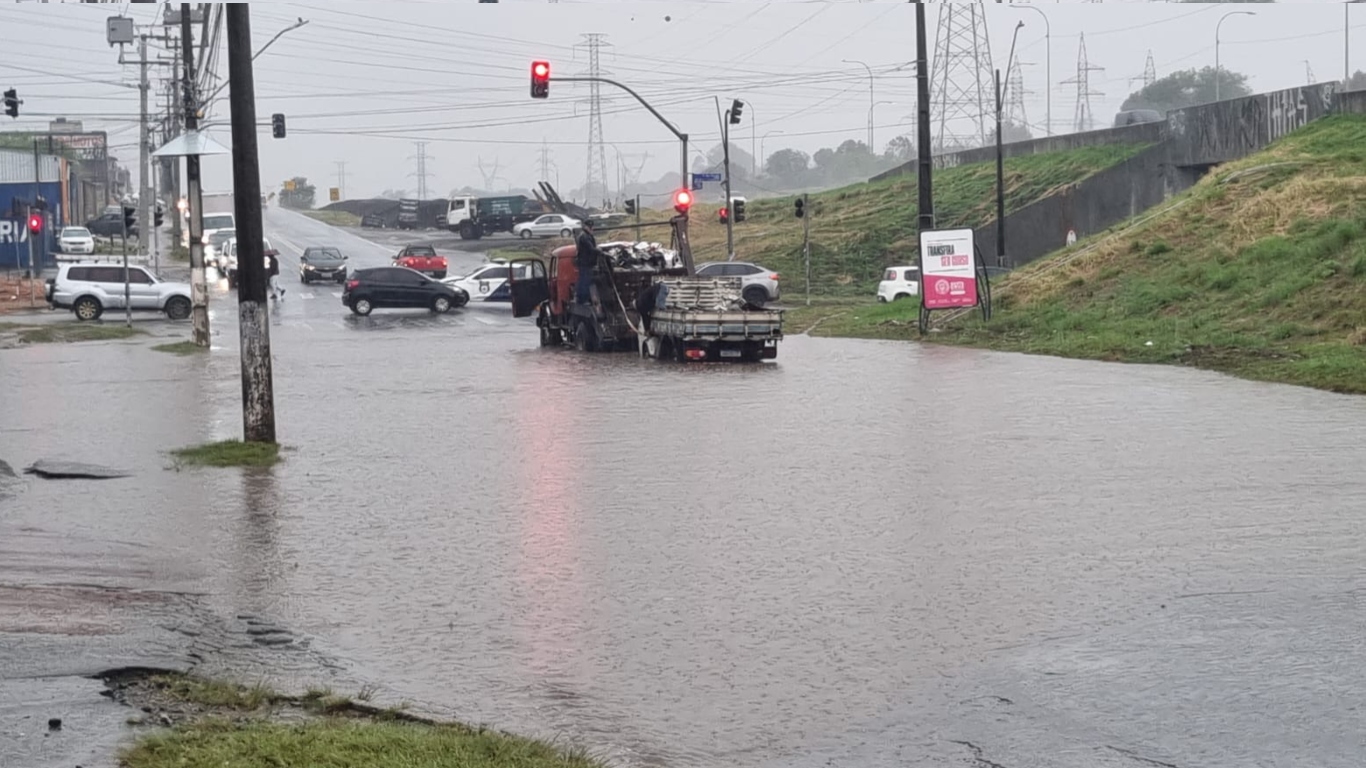 Ruas ficaram alagadas em Curitiba por causa da chuva 