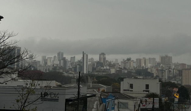 Céu nublado em Curitiba com alerta do INMET