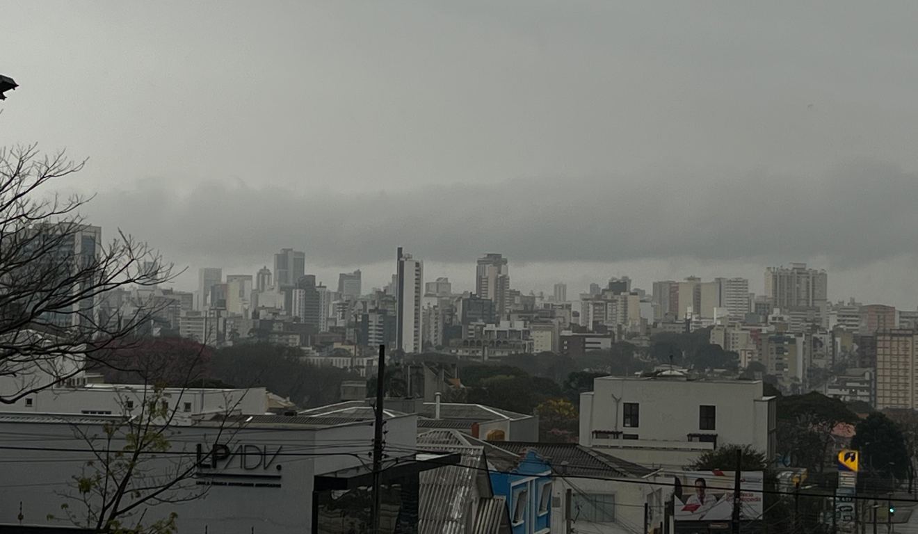 Céu nublado em Curitiba com alerta do INMET