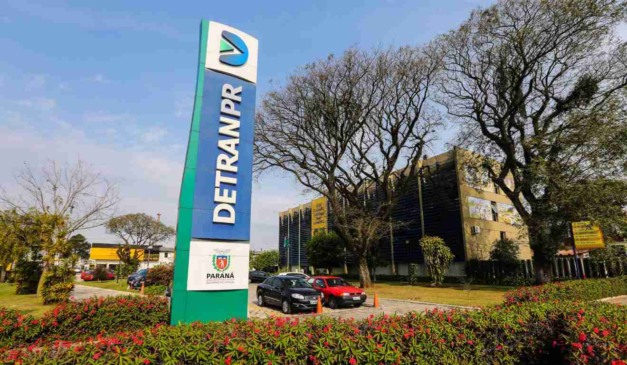 Fachada do Detran próximo ao estacionamento