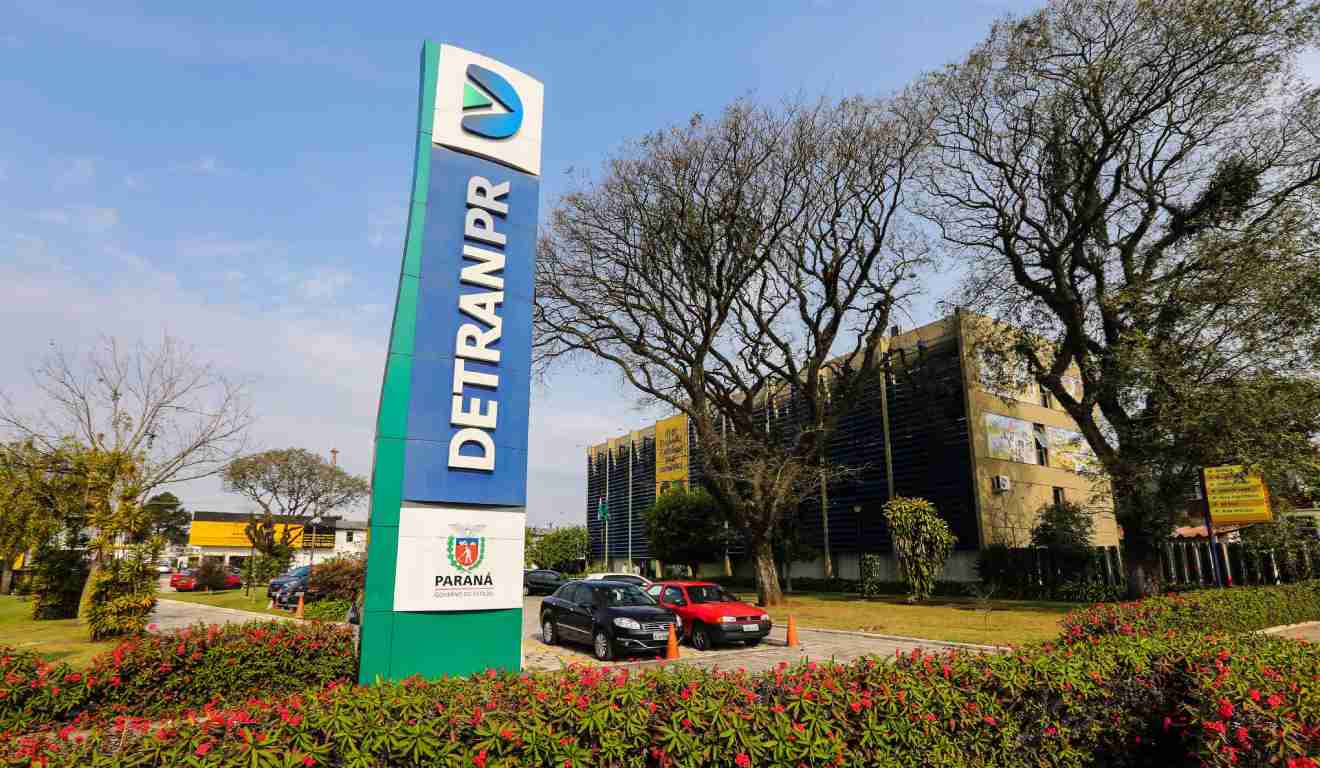 Fachada do Detran próximo ao estacionamento