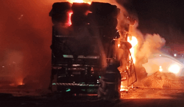 Imagem do caminhão que pegou fogo.