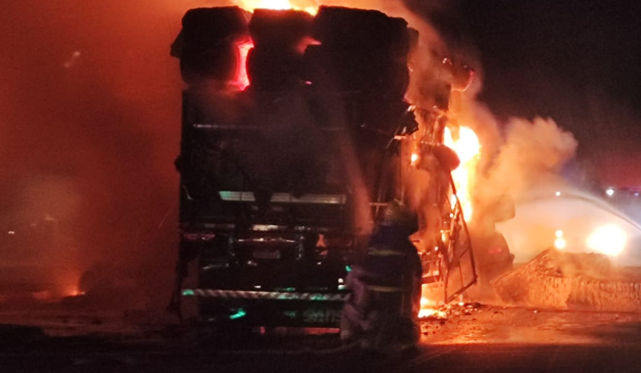 Imagem do caminhão que pegou fogo.