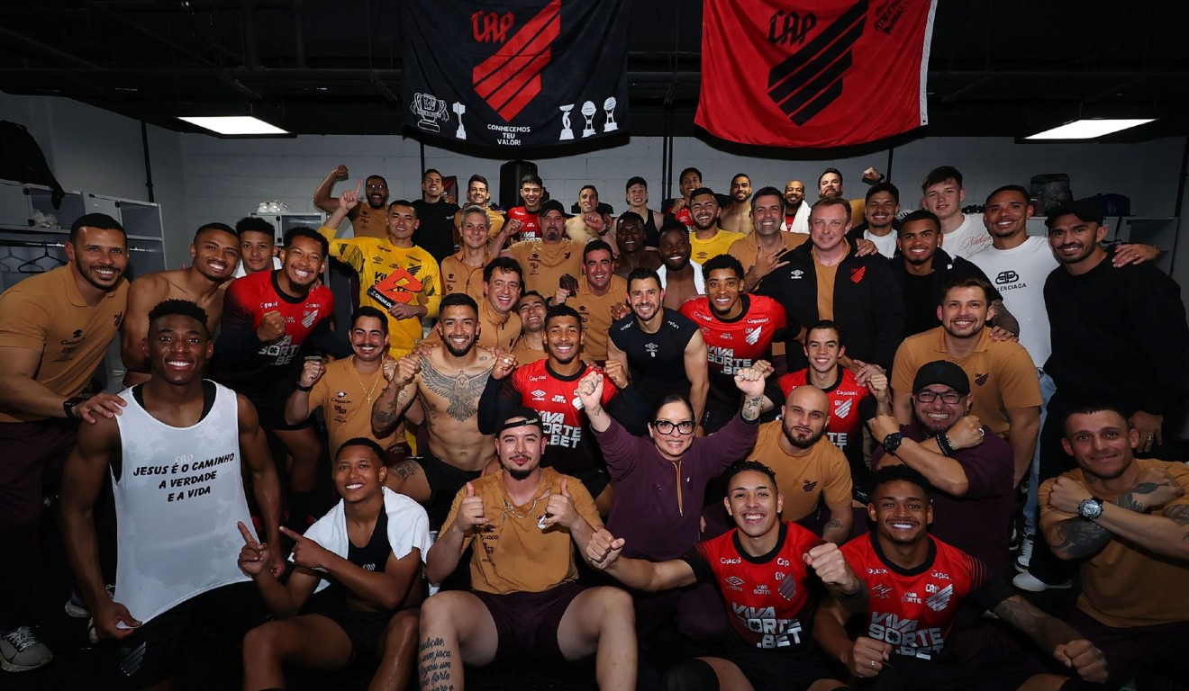 Jogadores e comissão técnica do Athletico comemoram classificação