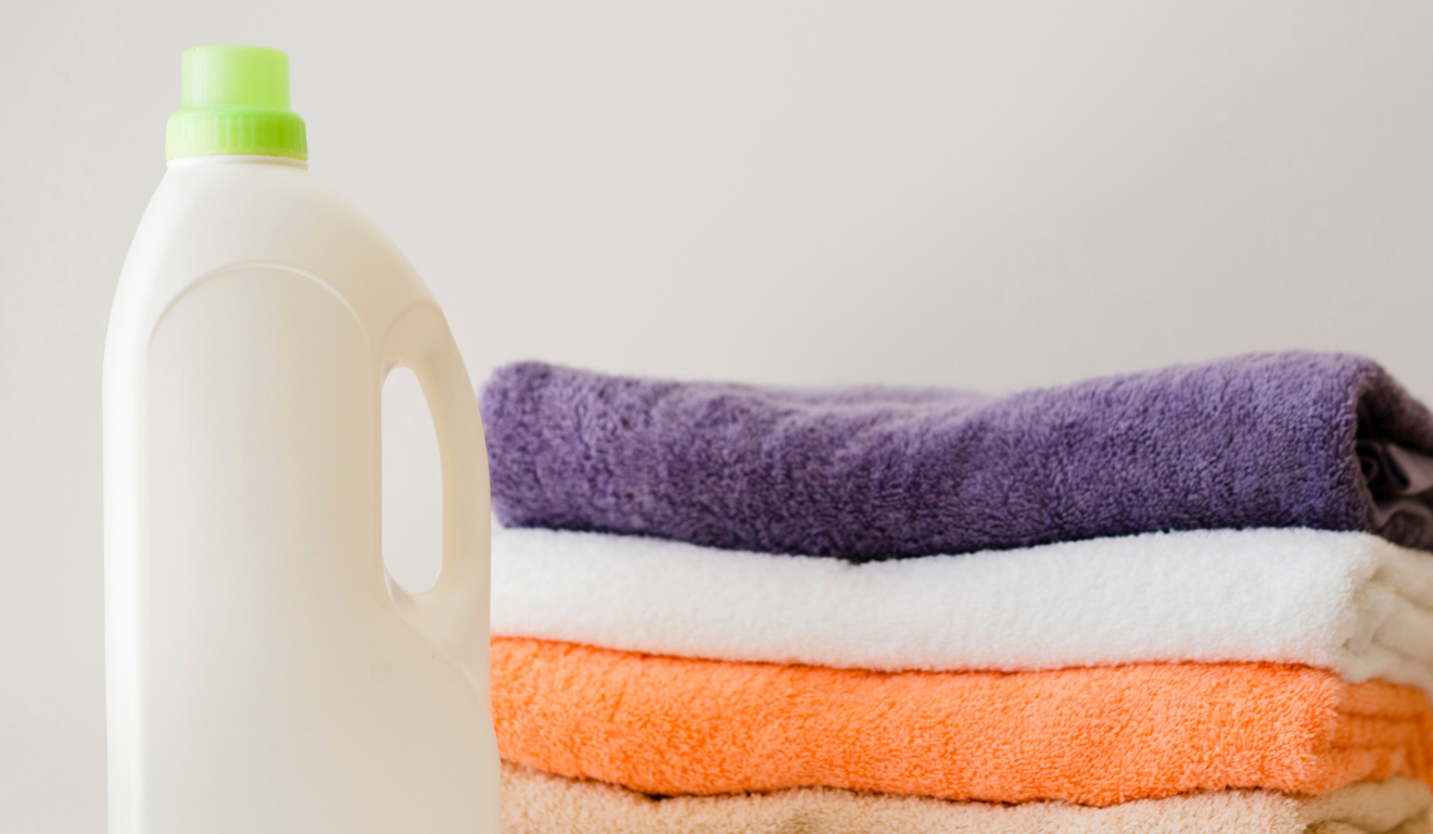 Imagem ilustrativa de um frasco de amaciante de roupa.