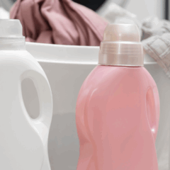 Imagem ilustrativa de dois frascos de amaciante de roupa.