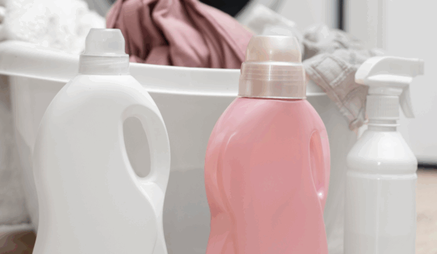 Imagem ilustrativa de dois frascos de amaciante de roupa.