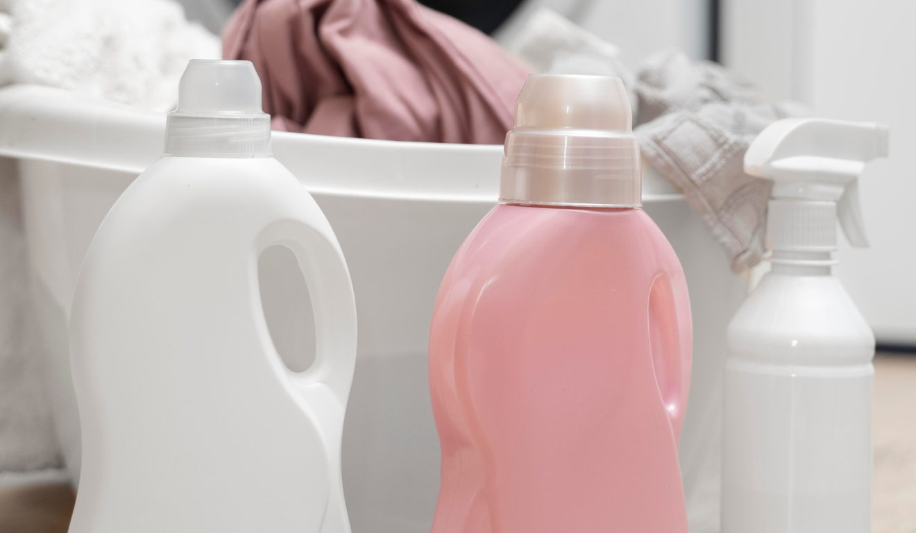 Imagem ilustrativa de dois frascos de amaciante de roupa.