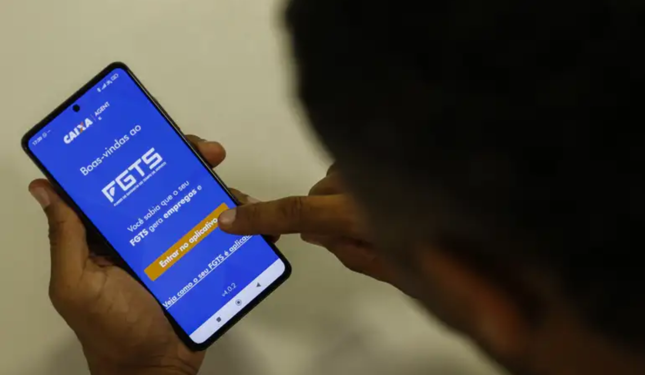 Imagem de uma pessoa no site do FGTS.