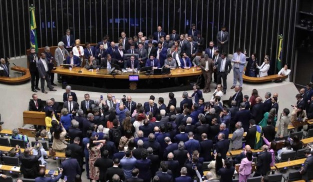 Câmara dos Deputados é desocupada por políticos da oposição