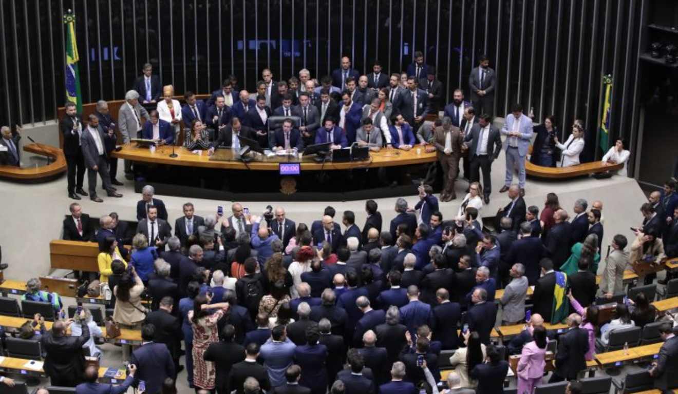 Câmara dos Deputados é desocupada por políticos da oposição
