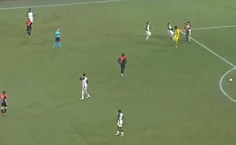 Momento em que o goleiro Hugo Souza é empurrado por um torcedor. (Imagem: reprodução/redes sociais)