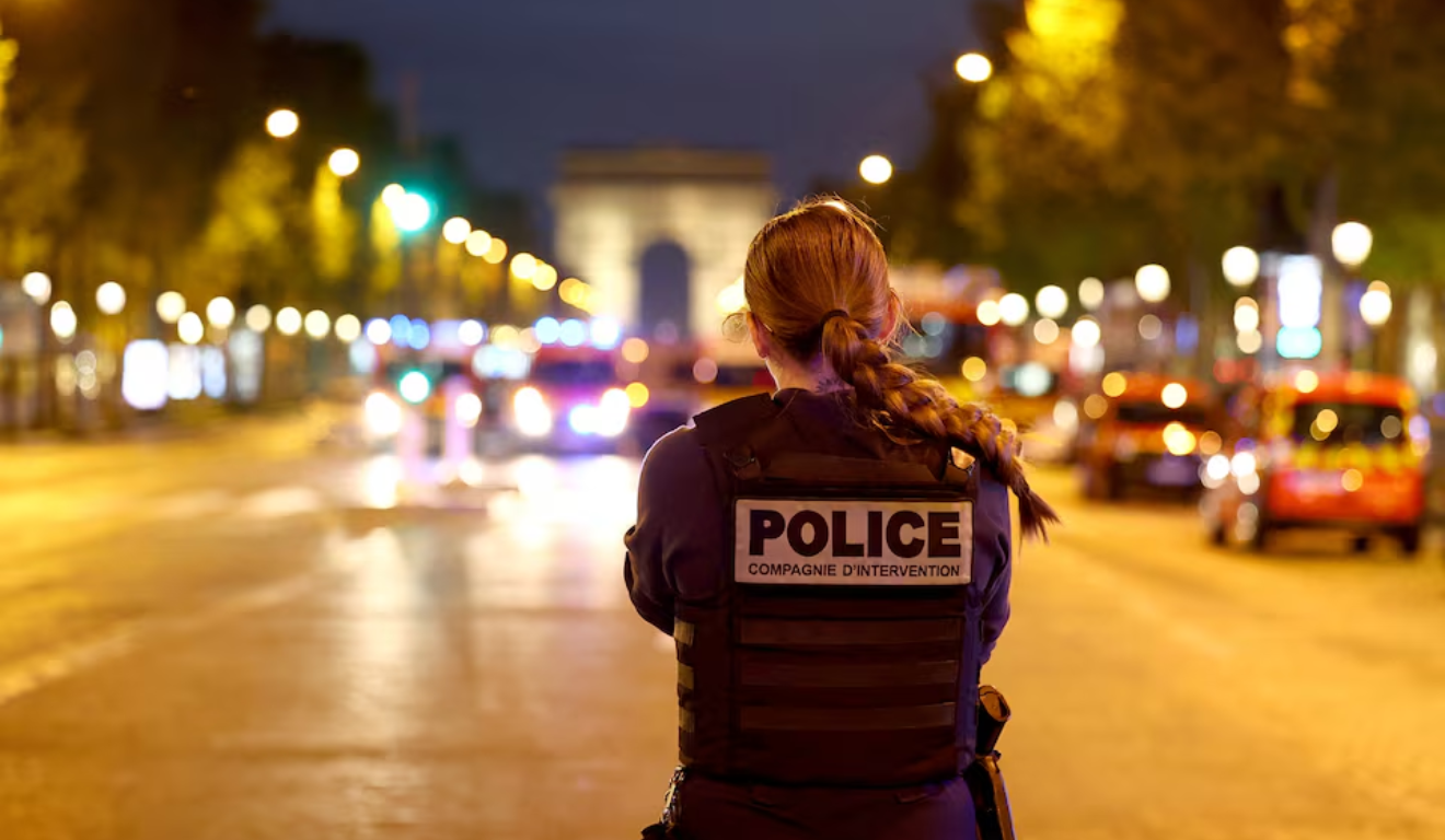 Imagem ilustrativa de uma policial francesa.