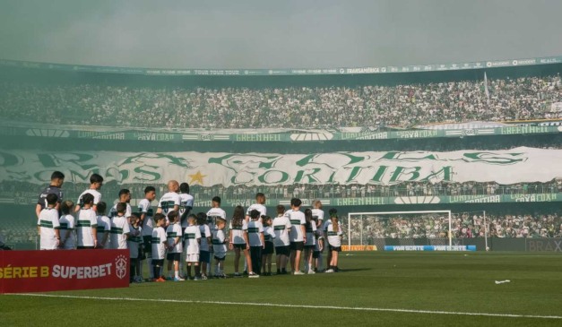 Torcida coxa-branca praticamente lotou o Couro Pereira contra o Remo.