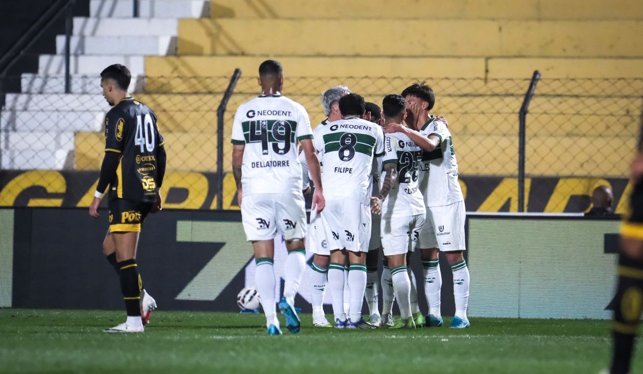 Time do Coritiba comemora o gol de Lucas Ronier.