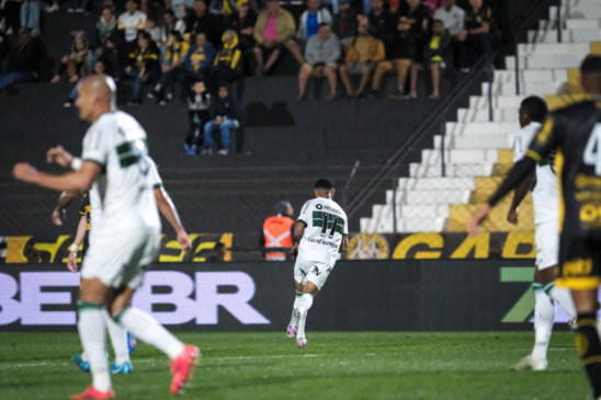 Lucas Ronier comemora o primeiro dois dois gols que marcou para o Coritiba.