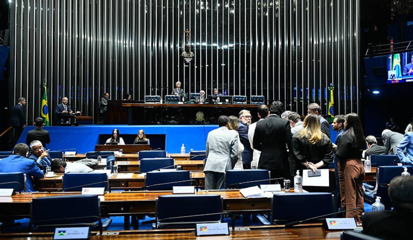 A foto contém uma imagem do Senado, órgão que protocolou a CPI da Sexualização das Crianças.