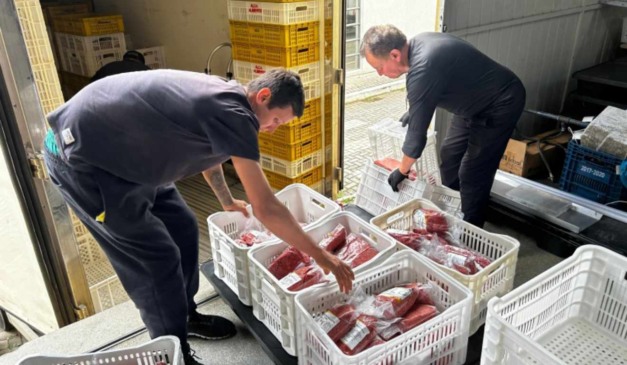 carregamento de carne para as creches de Araucária