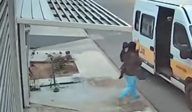 criança encontrada sozinha após motorista de van esquecer dela