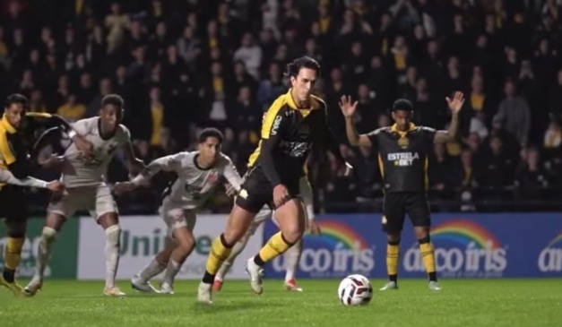 Nicolas fez o segundo gol do Criciúma, de pênalti, contra o Athletico.